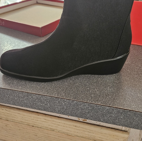 AEROSOLES Black Ankle Boots - Picture 1 of 7
